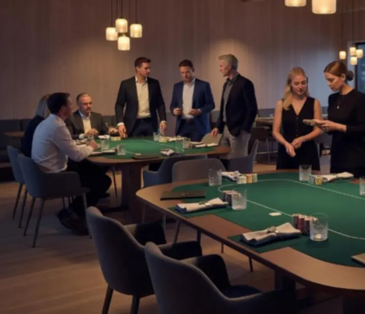 Elegancki pokerowy event w restauracji z profesjonalnym stołem i dealerem